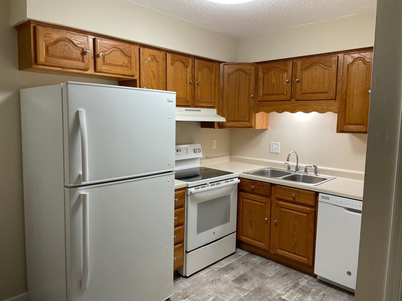 458 S 14th St #B - Photo 3 of 9