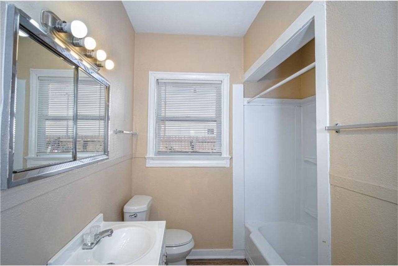 907 Iowa St - Photo 3 of 11