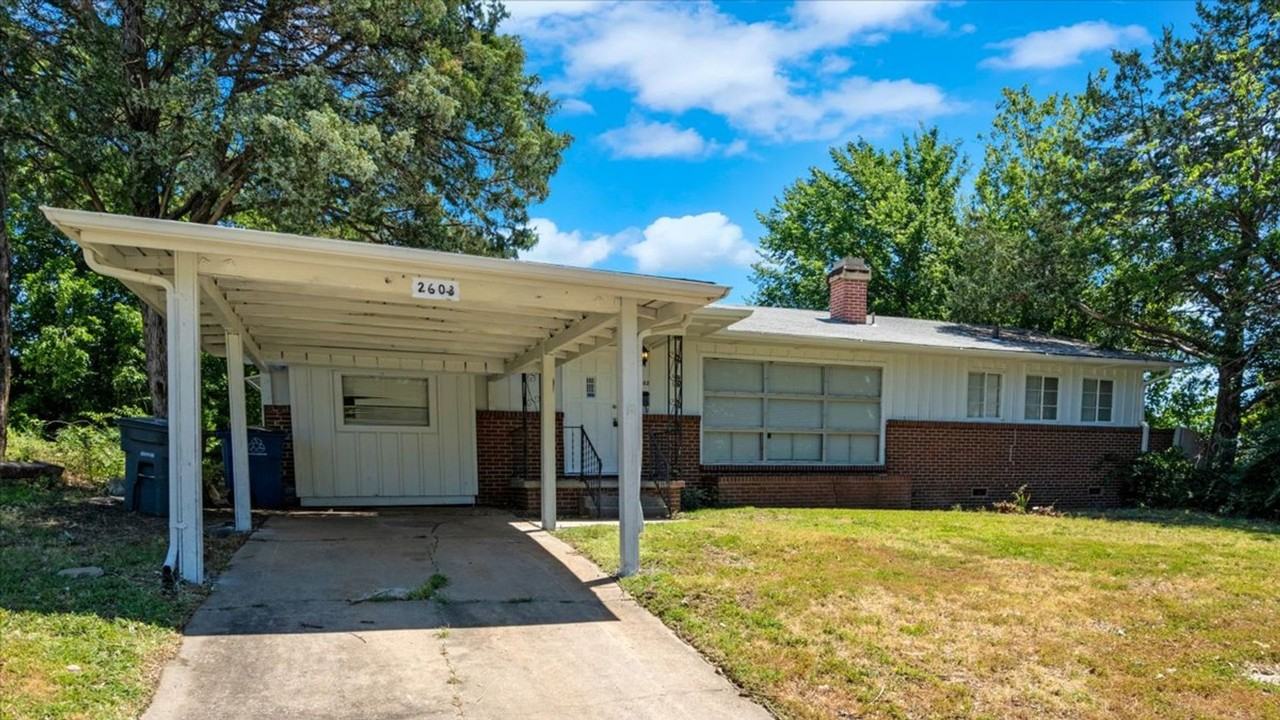 2603 S Maplewood Ave - Photo 3 of 17