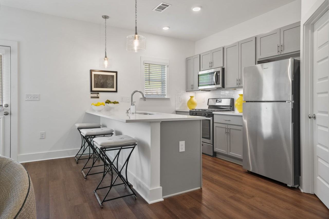 4207 Brevard Blvd - Photo 4 of 33