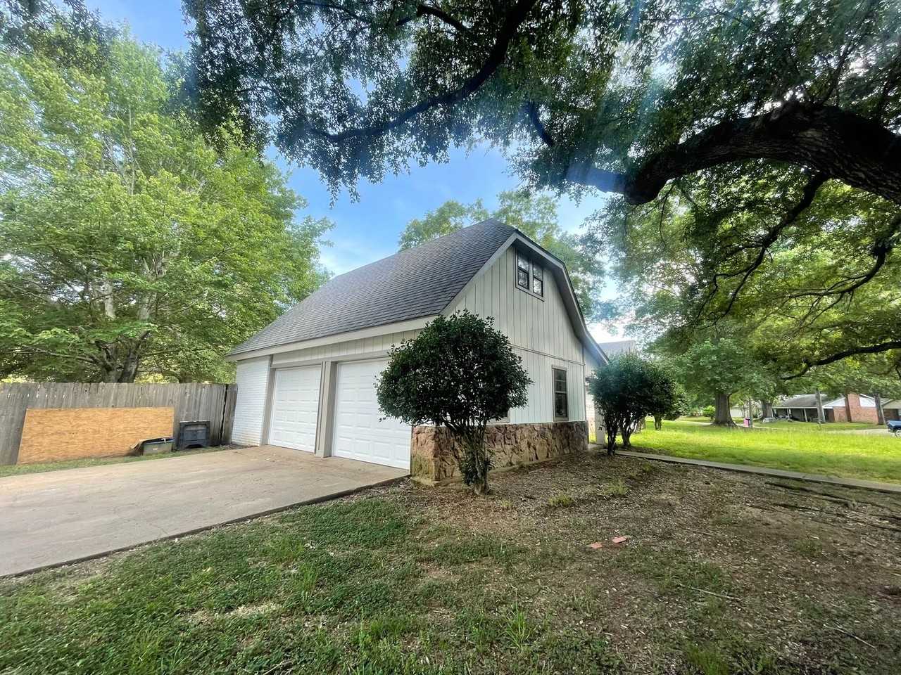 445 Holly Hedge Dr - Photo 3 of 16