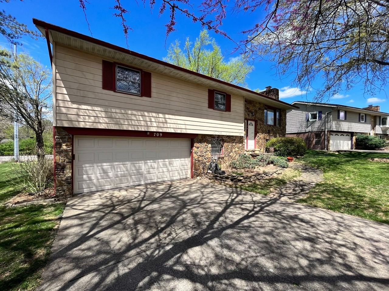 709 N Plymouth Rd - Photo 2 of 24