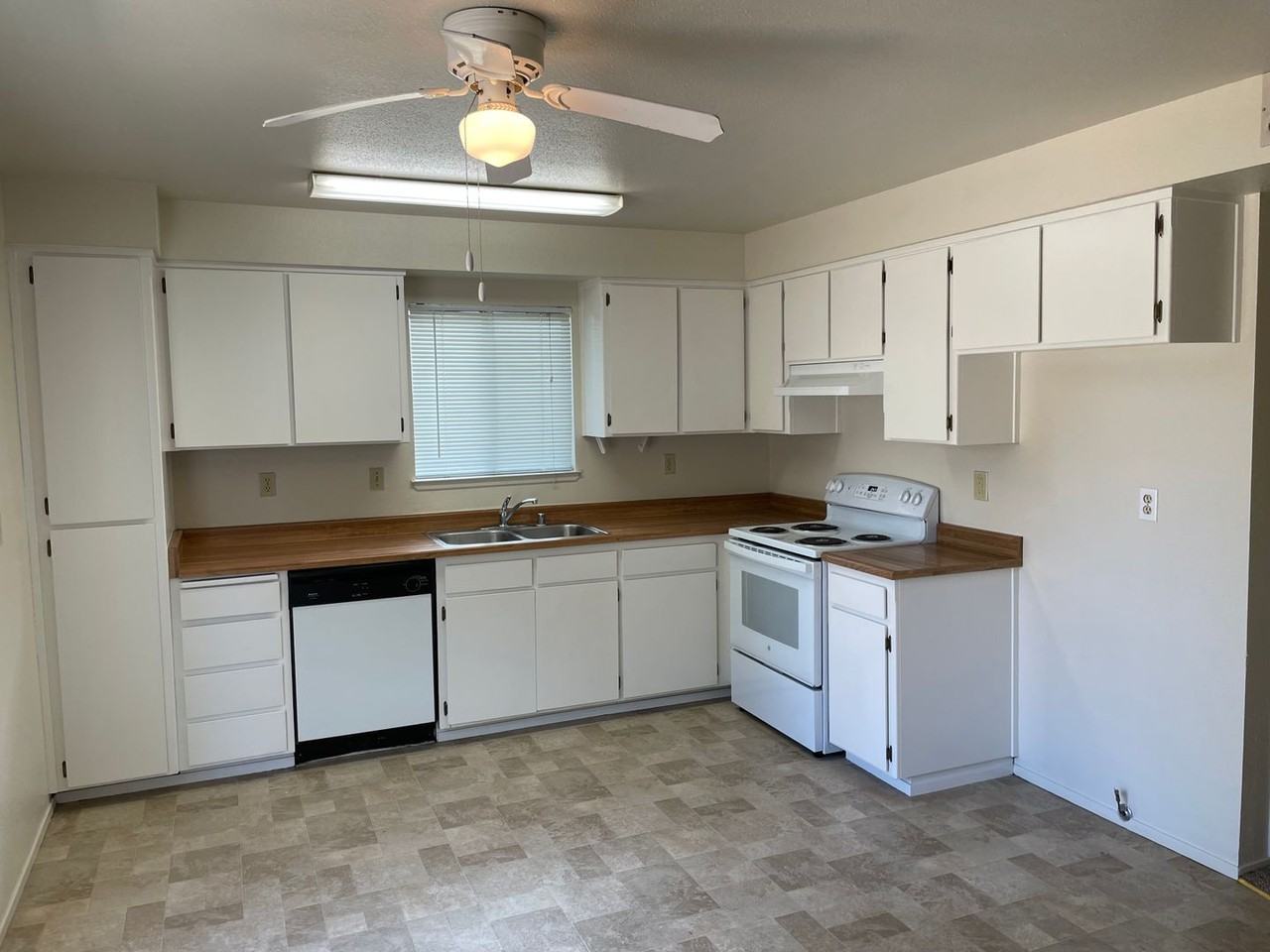 1057 Diablo Ave - Photo 3 of 17