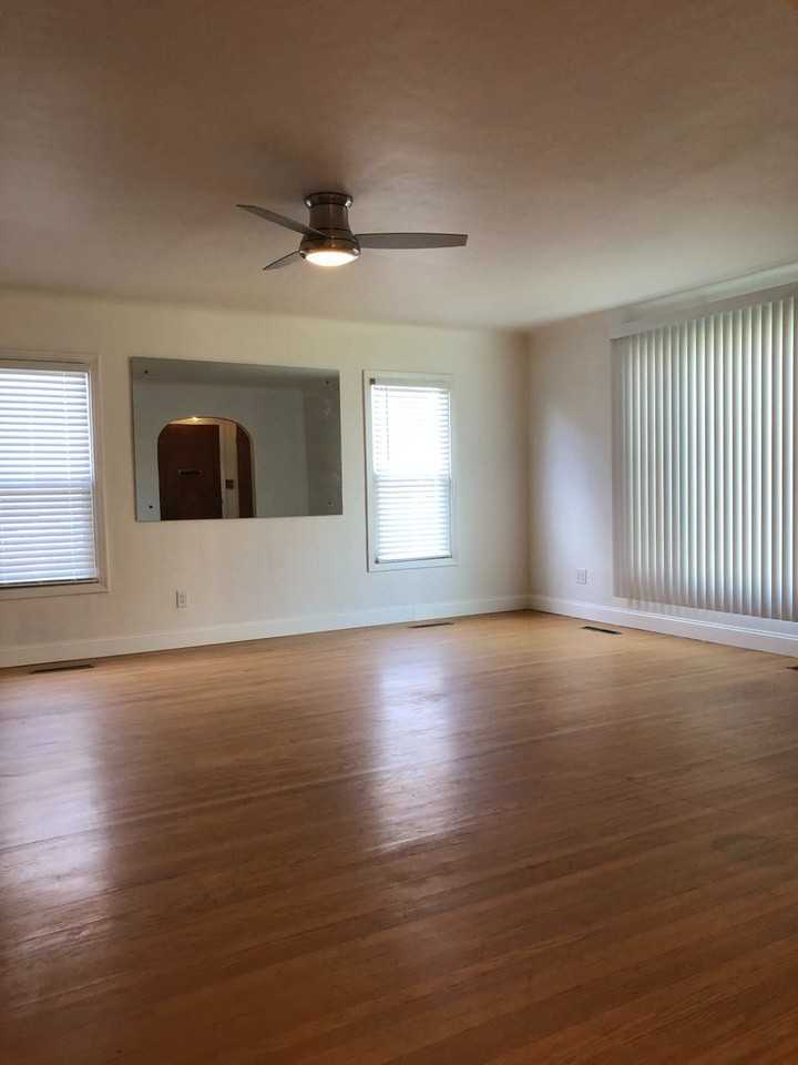 918 E Main St - Photo 2 of 25