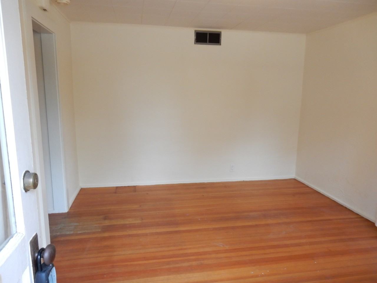 814 13th St - Photo 2 of 10