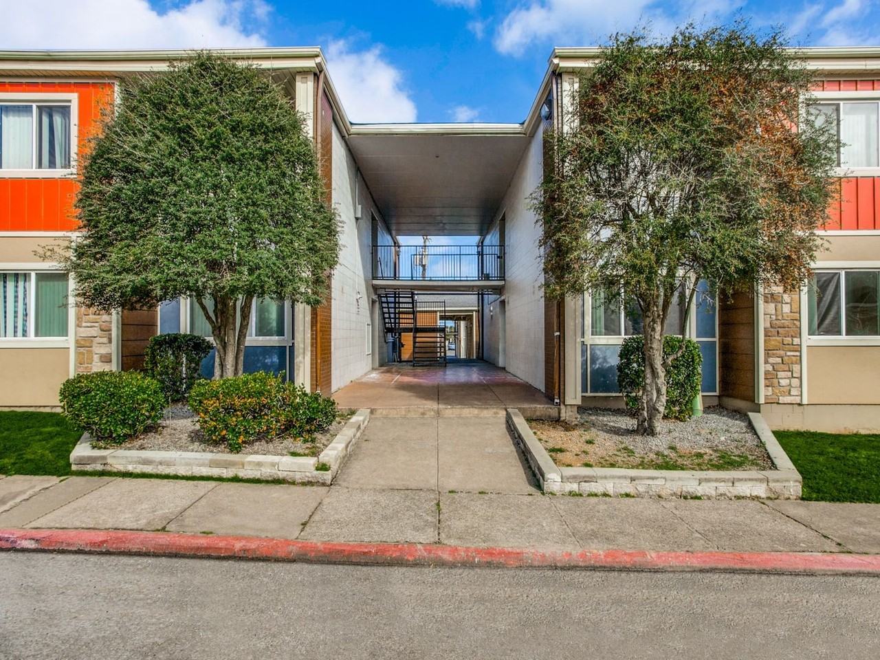 Villas on SixtyFifth - Photo 5 of 21