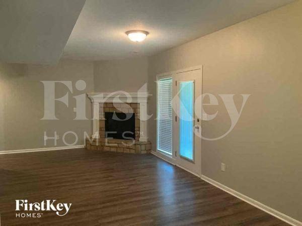 9511 N Kenwood Ave - Photo 2 of 10