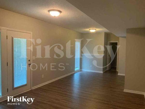 9511 N Kenwood Ave - Photo 3 of 10