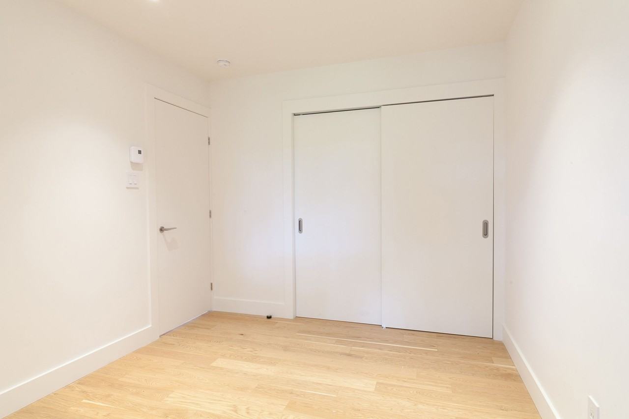 5550 Snowdon Street Apartments 5552 Rue Snowdon, Montréal, QC H3X 1Y9