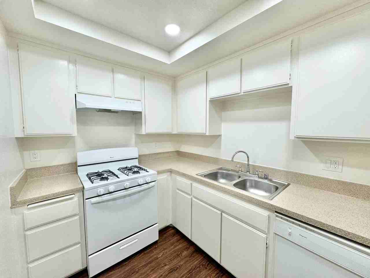 Daisy Apartments - Photo 7 of 21