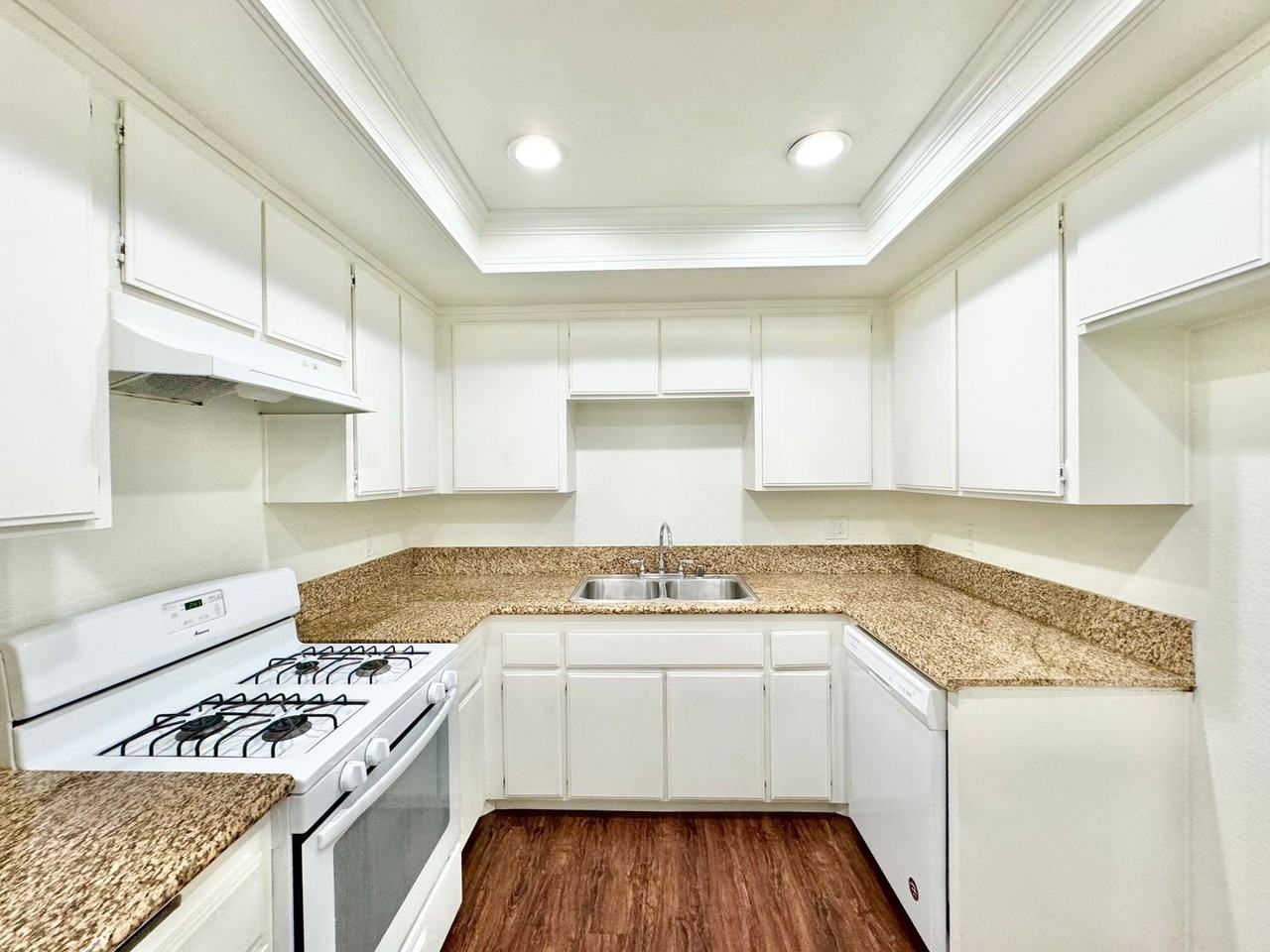 Daisy Apartments - Photo 2 of 18