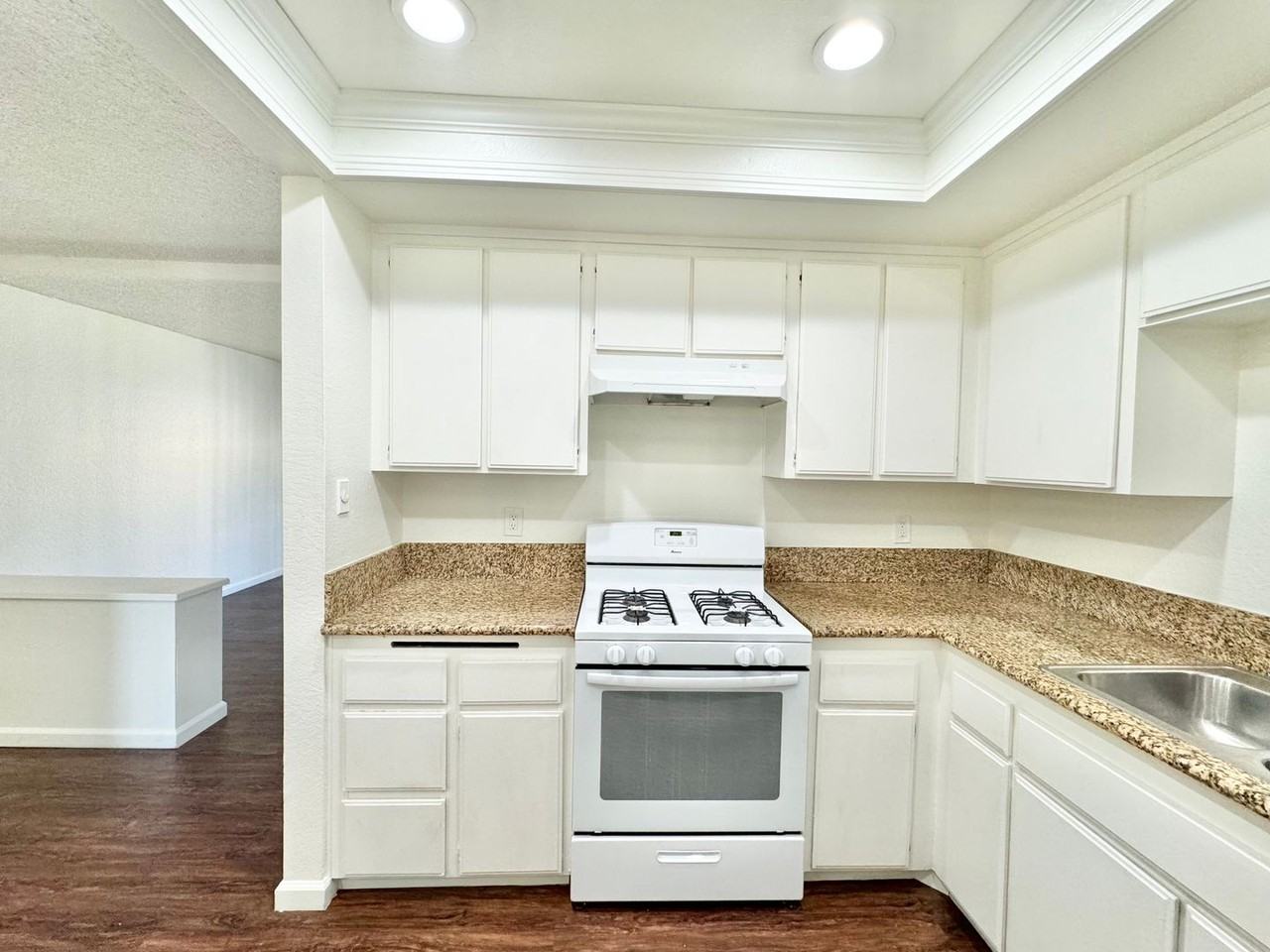 Daisy Apartments - Photo 6 of 18