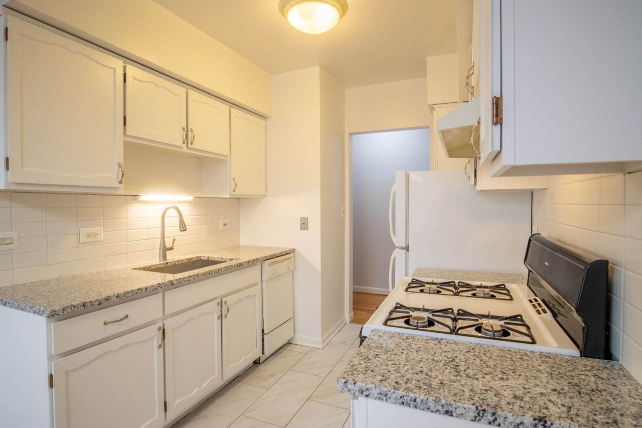 2420-30 W. 183rd Street - Photo 3 of 9
