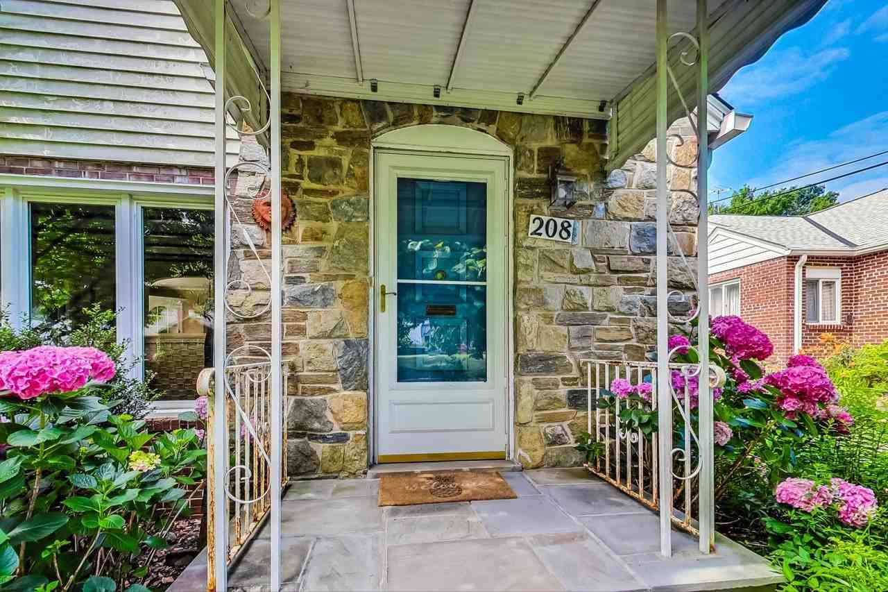 208 Brewster Ave - Photo 2 of 39