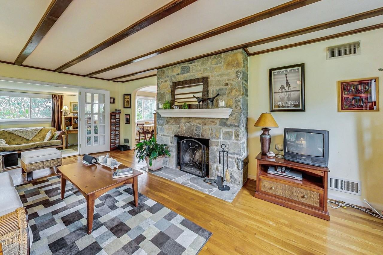 208 Brewster Ave - Photo 3 of 39