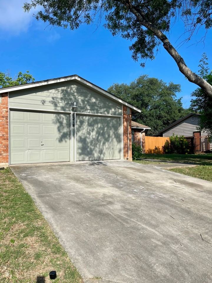 8218 Meadow Forest St - Photo 2 of 15