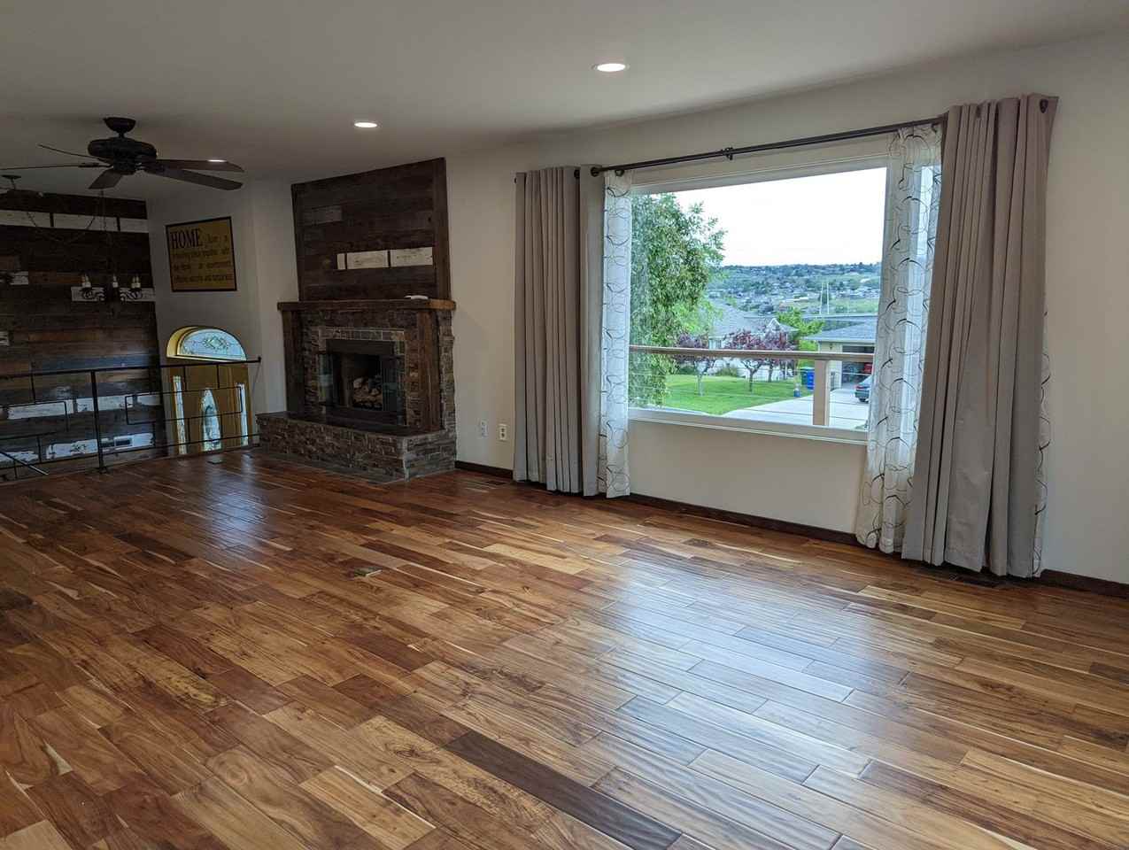 2205 Carol Dr - Photo 2 of 29