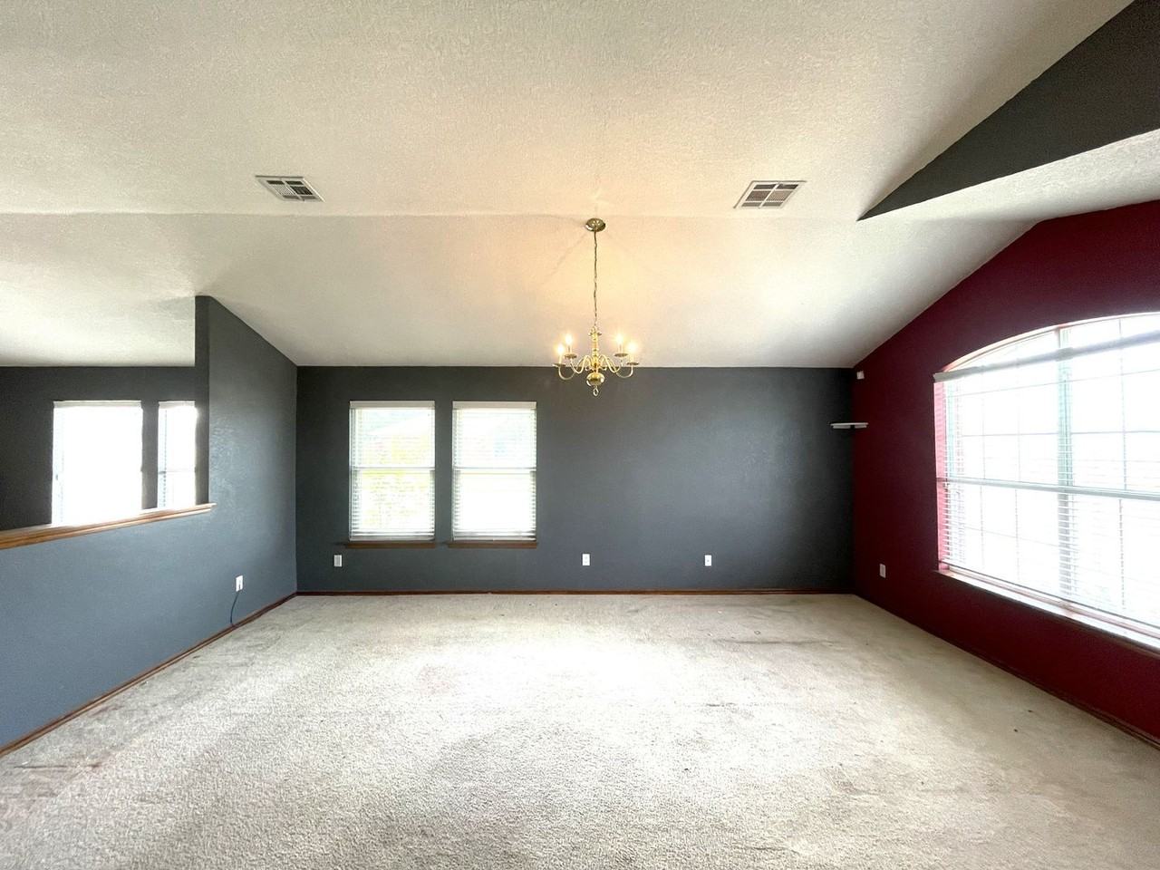 10301 Plymouth Ct - Photo 3 of 12