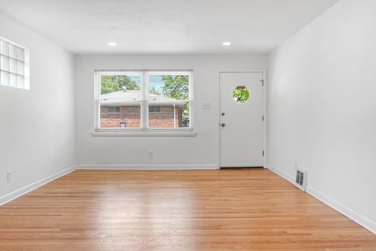 9028 Stansberry Ave - Photo 2 of 10