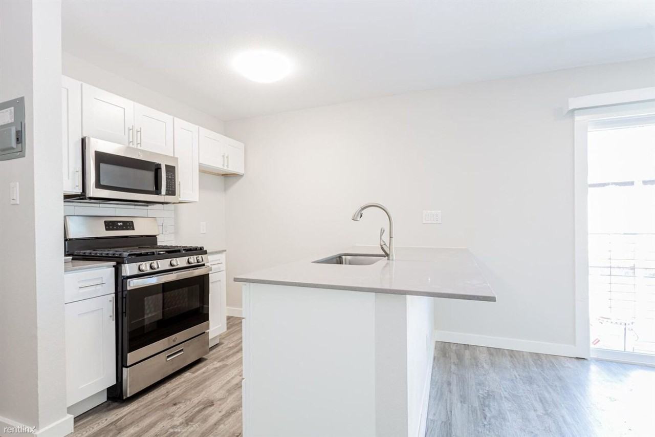 Muller Square - Photo 4 of 9