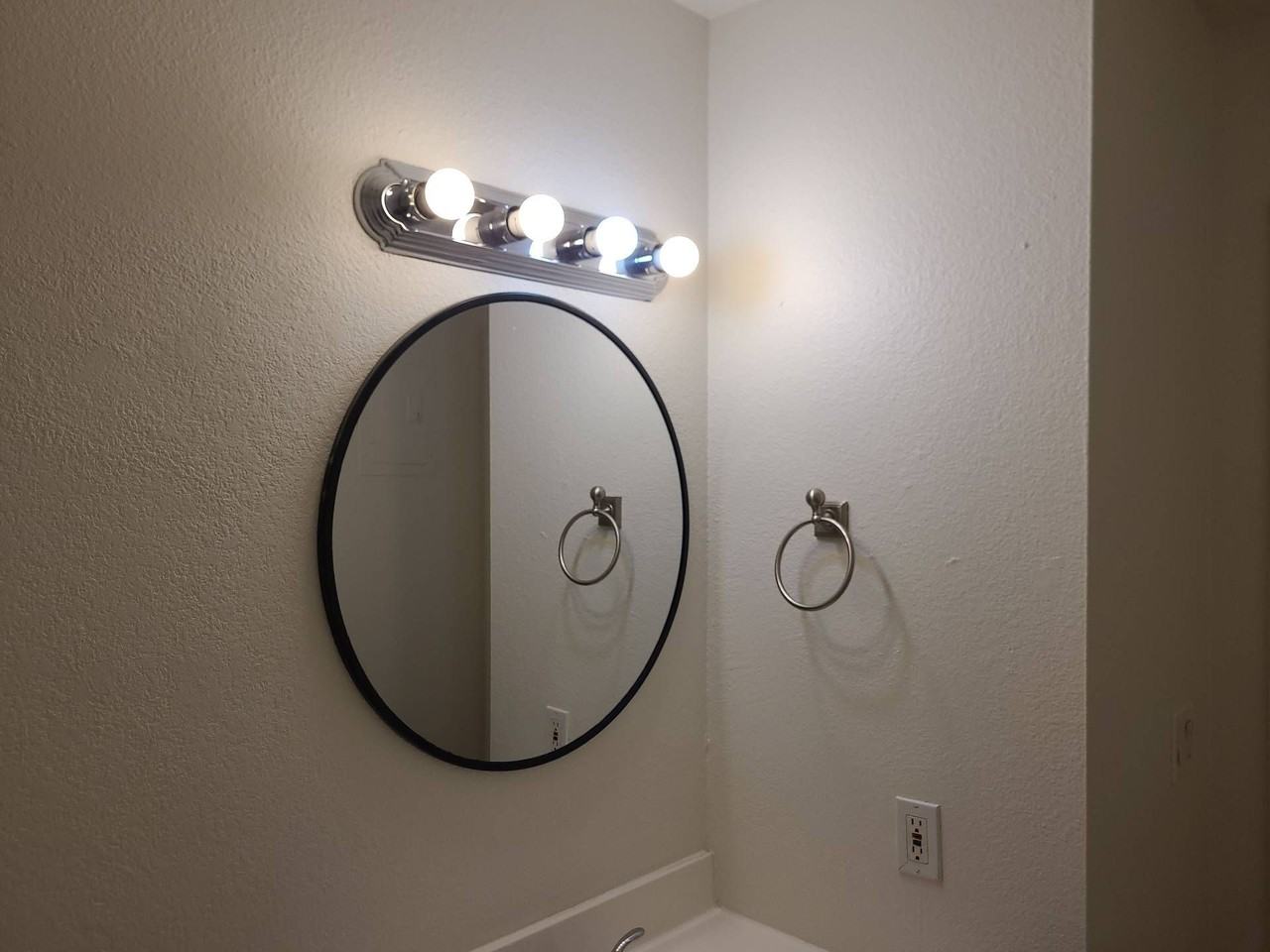 930 W 8th Place Apts LLC - Photo 3 of 16