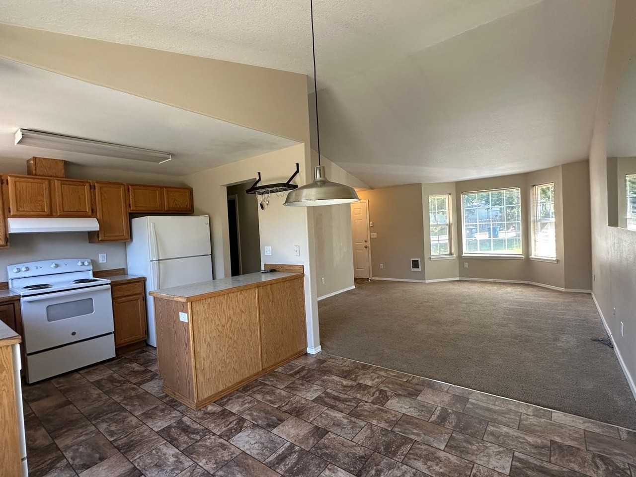 3025 Sw Reindeer Ave - Photo 2 of 23