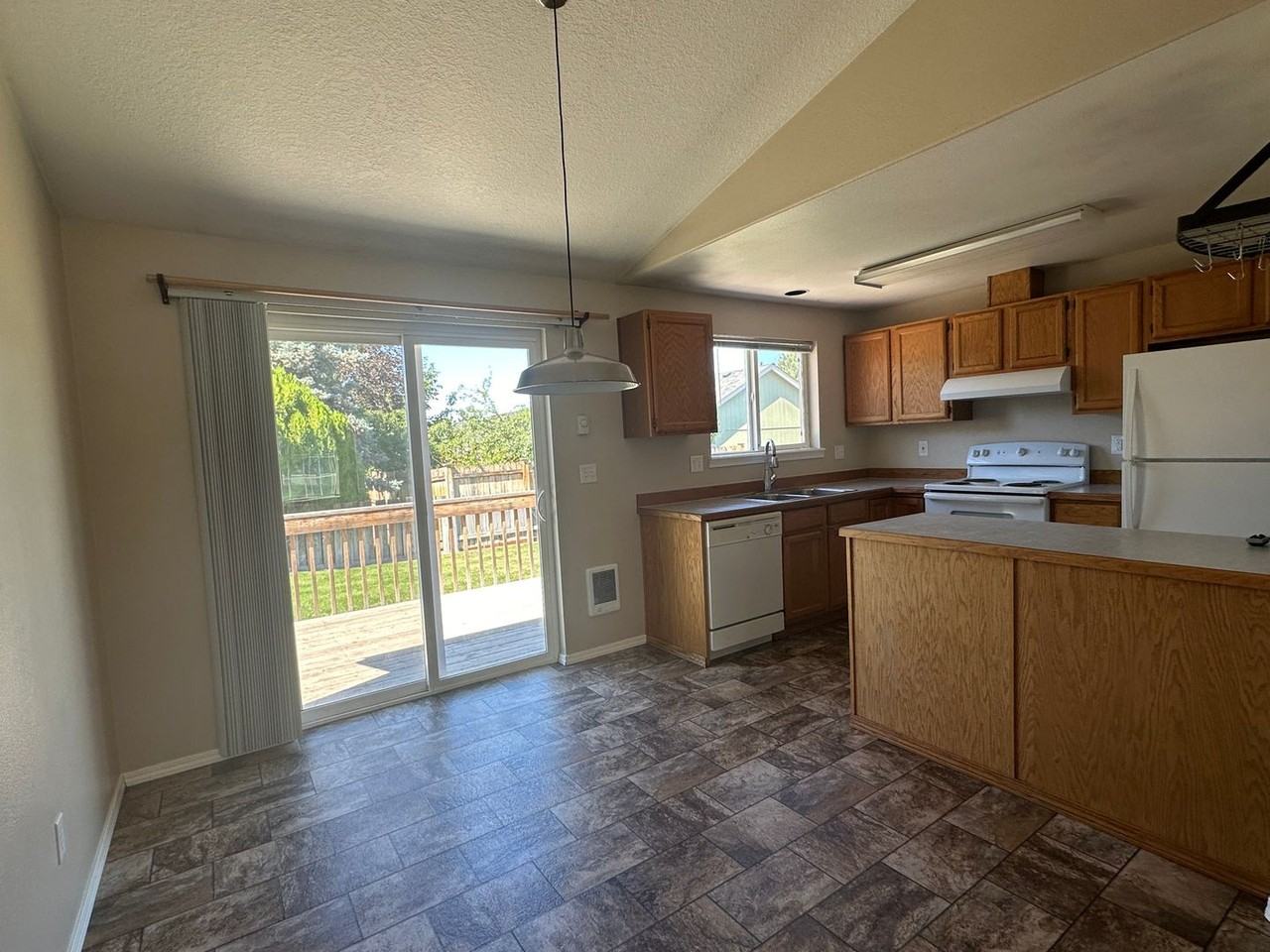 3025 Sw Reindeer Ave - Photo 3 of 23