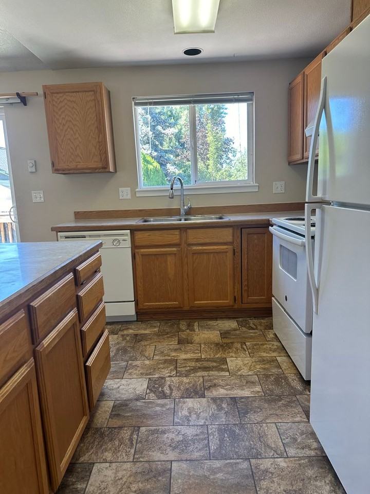 3025 Sw Reindeer Ave - Photo 4 of 23