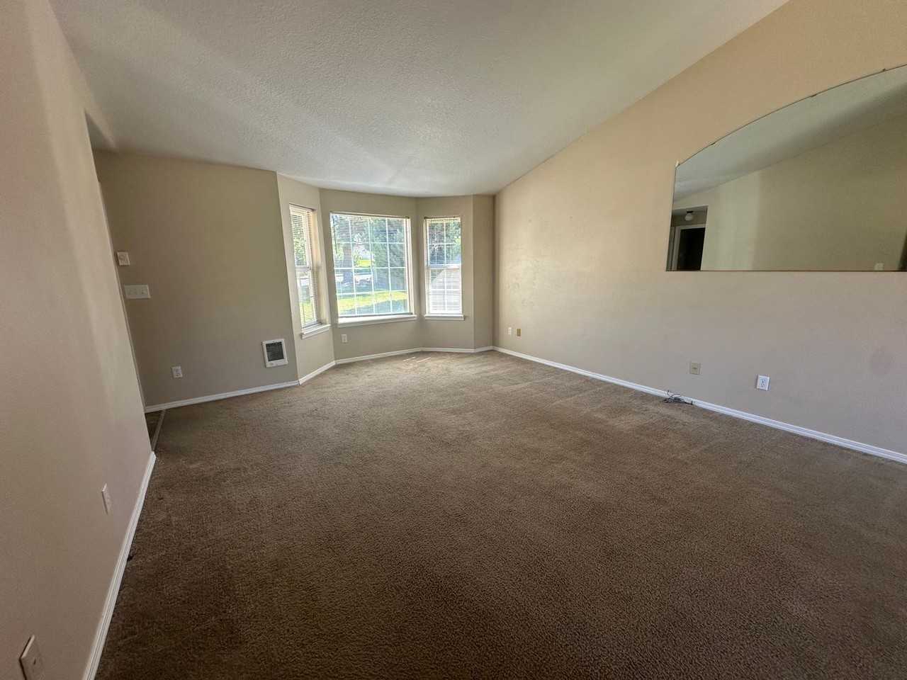 3025 Sw Reindeer Ave - Photo 6 of 23
