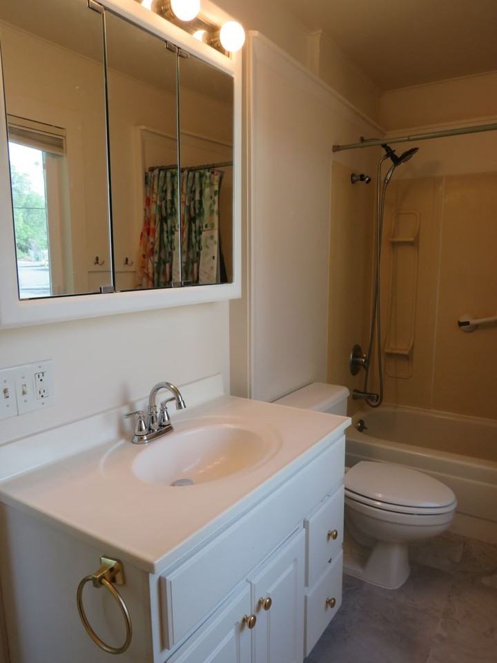 632 Saint Johns Ave - Photo 7 of 14