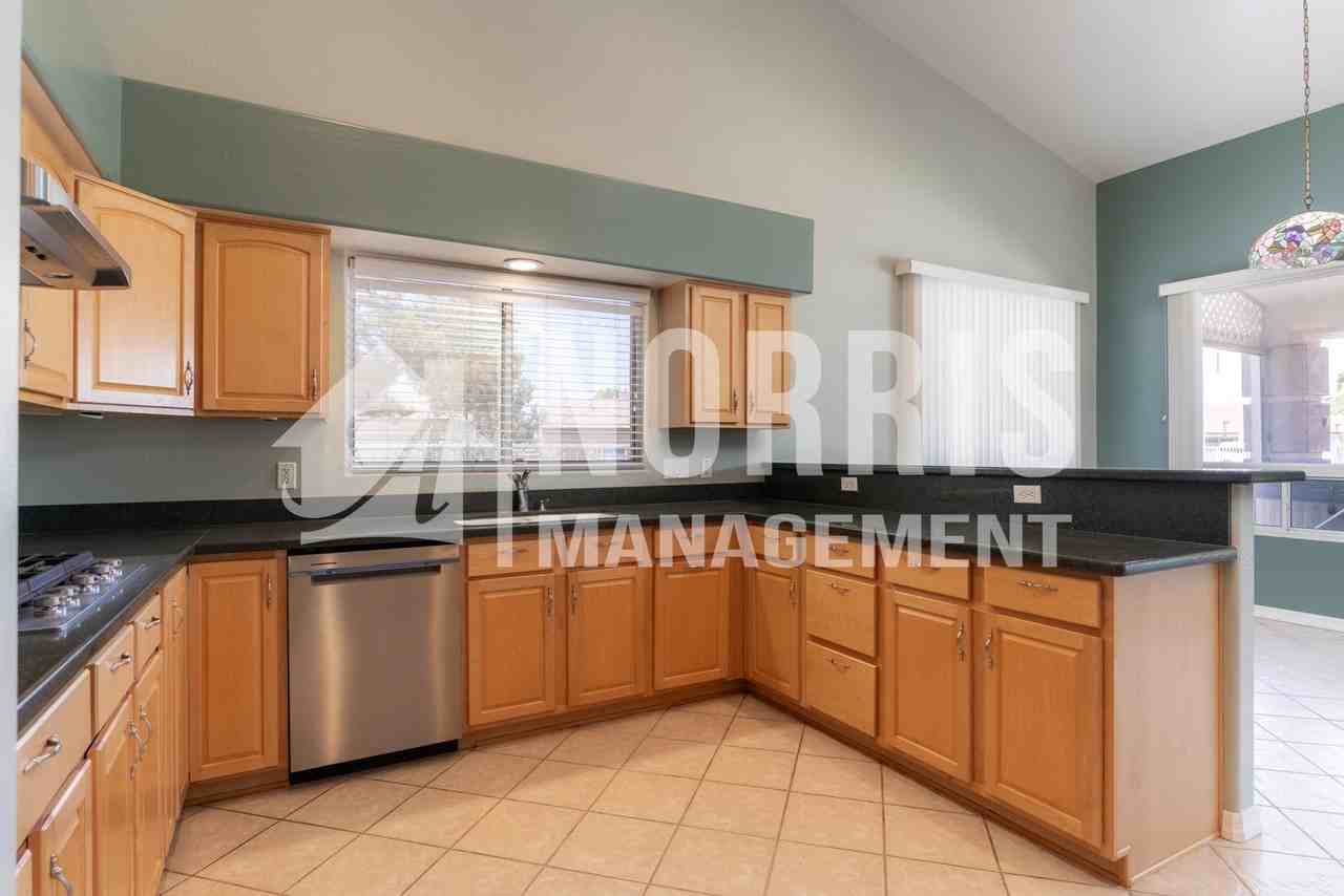 946 W Torrey Pines Blvd - Photo 7 of 38