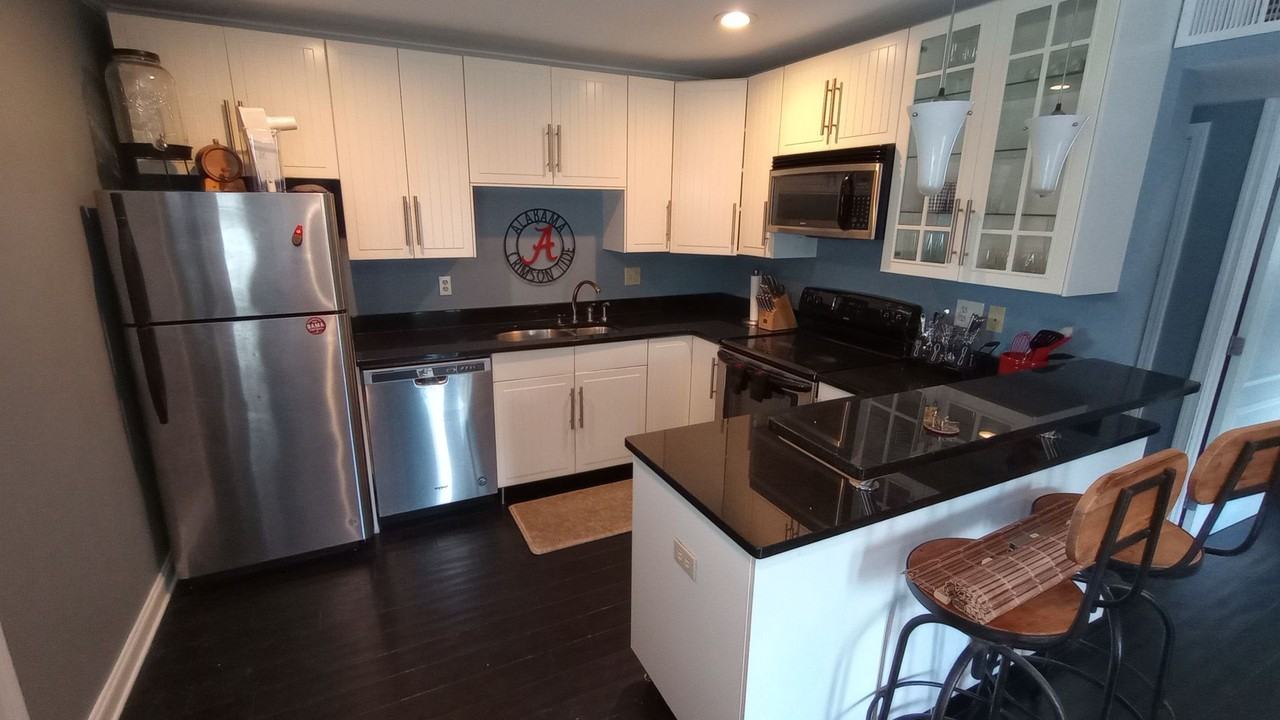 824 Frank Thomas Ave - Photo 3 of 11