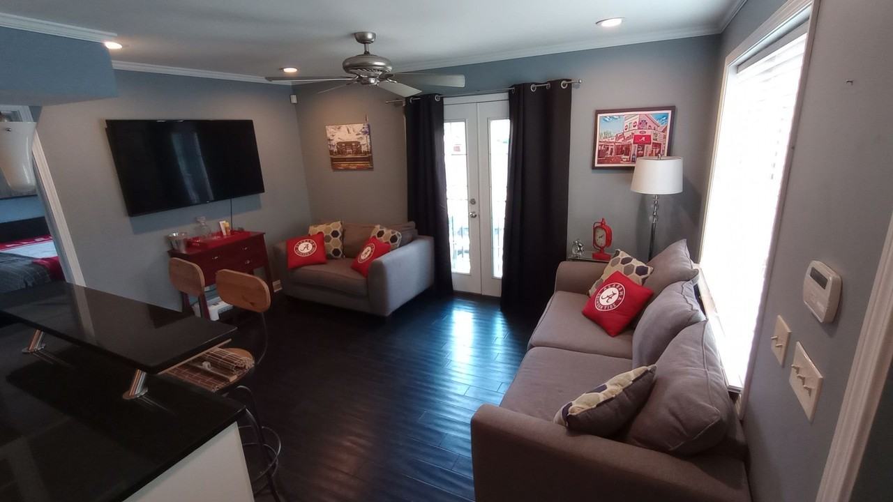824 Frank Thomas Ave - Photo 4 of 11