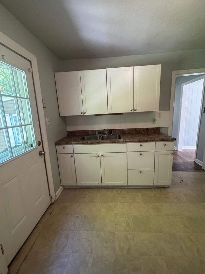 1016 Groner Drive - Photo 3 of 10