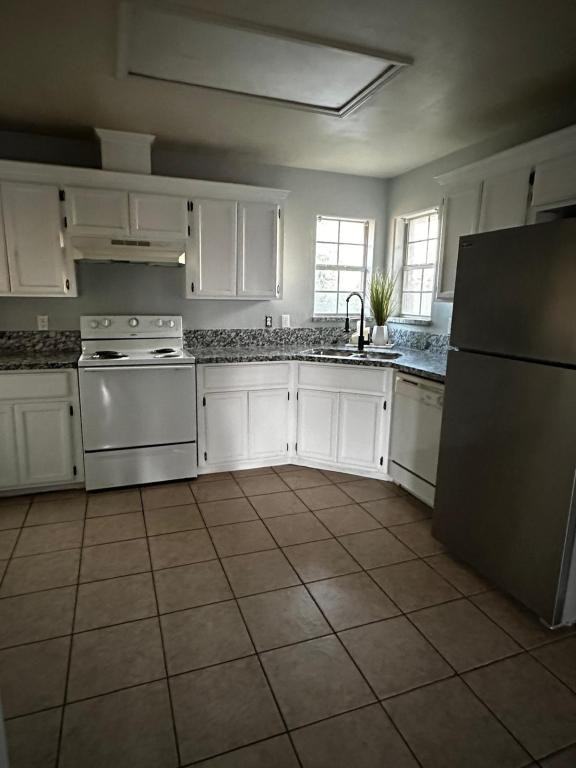 1301 N Sal St - Photo 3 of 11