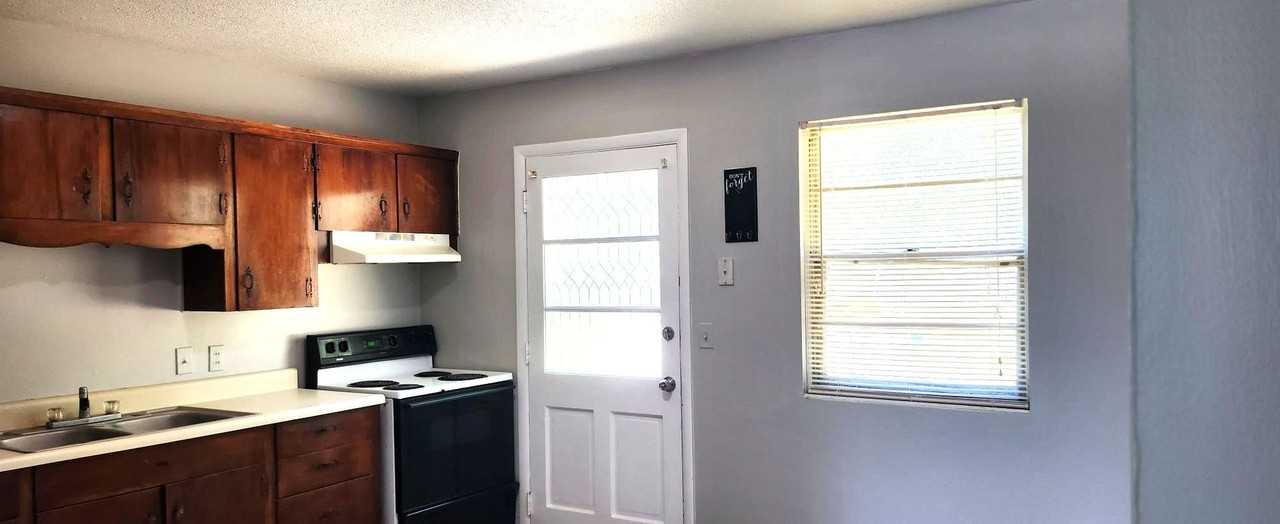 9506 W 54th St - Photo 3 of 10