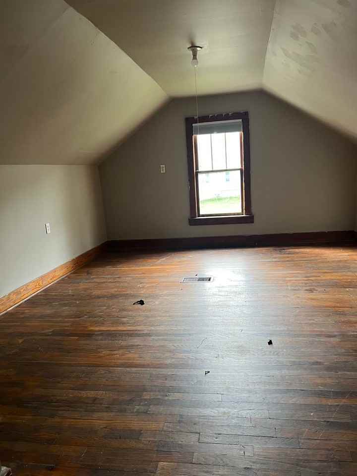 726 E 2nd St - Photo 3 of 9