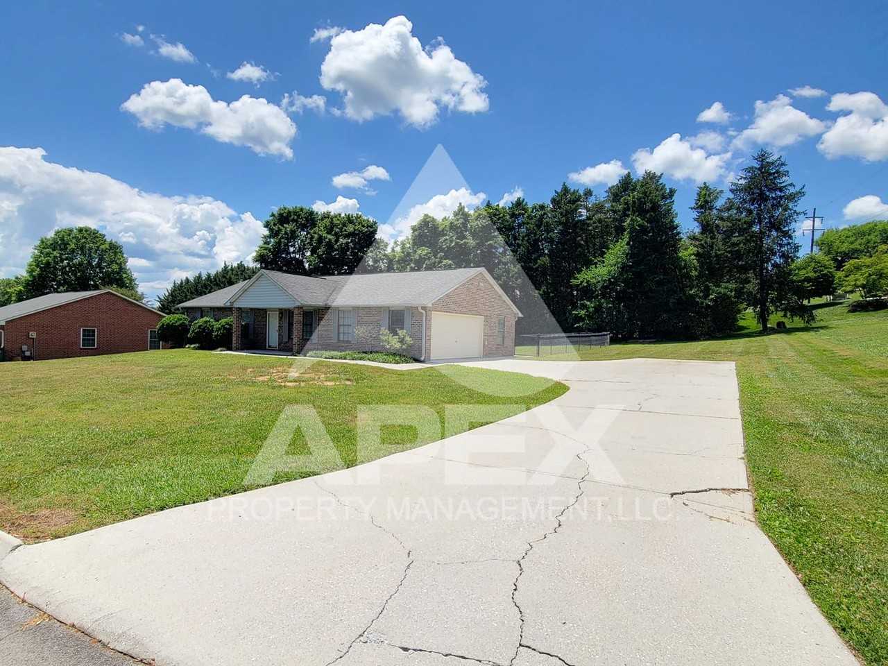 812 Spinnaker Rd - Photo 3 of 25