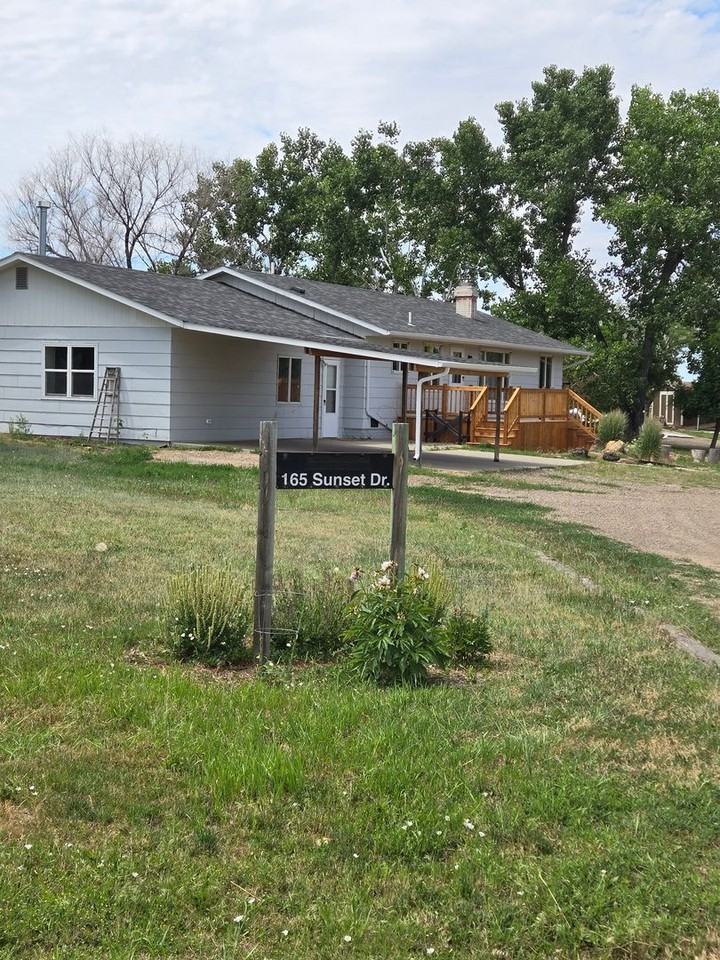 165 Sunset Dr - Photo 2 of 15