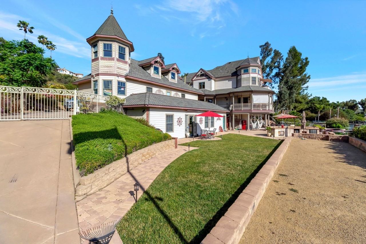 3329 Lake View Ter - Photo 2 of 19