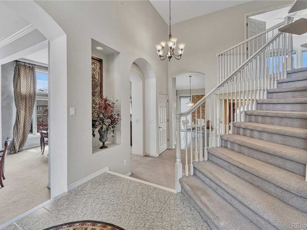 9215 Ashburn Ct - Photo 4 of 32