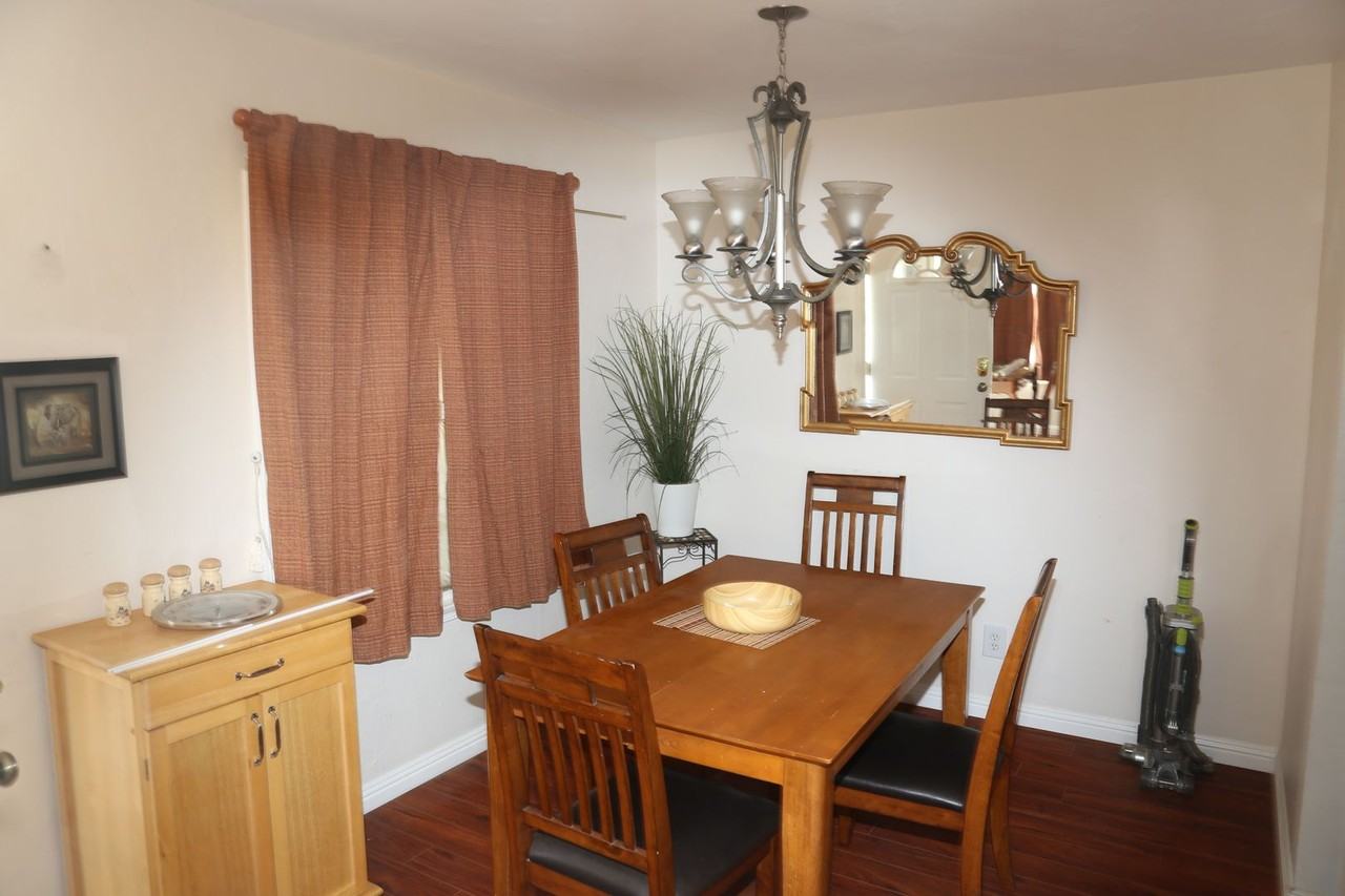 25604 Lane St. - Photo 3 of 8