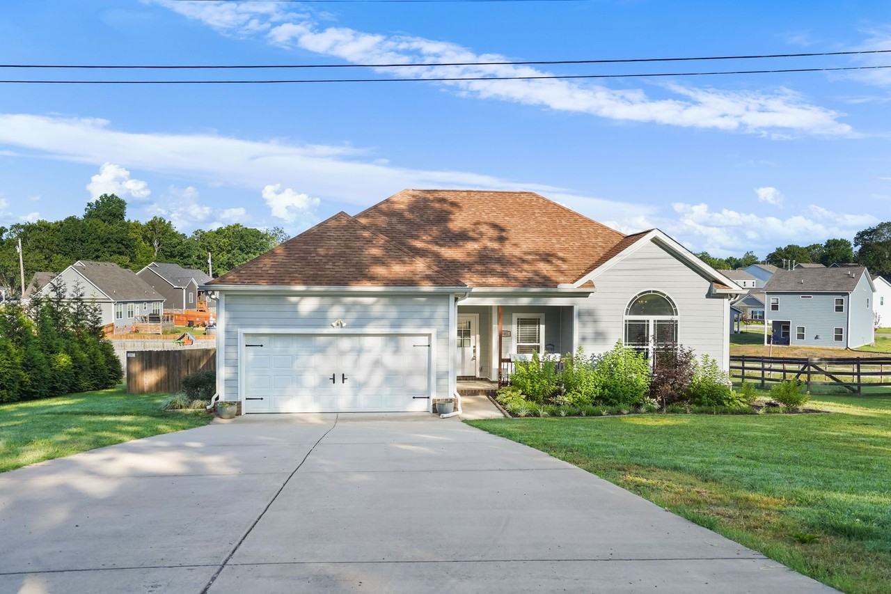 905 Taylor Cir - Photo 2 of 26