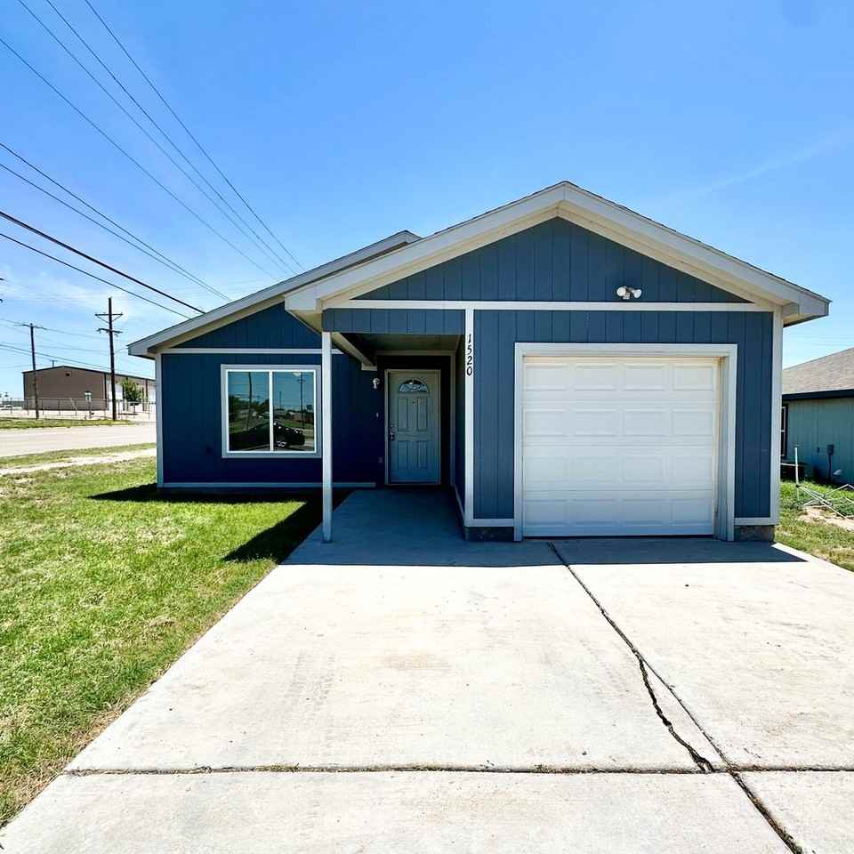 1520 E 7th St - Photo 2 of 18