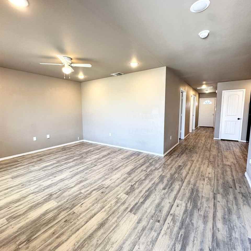 1520 E 7th St - Photo 3 of 18