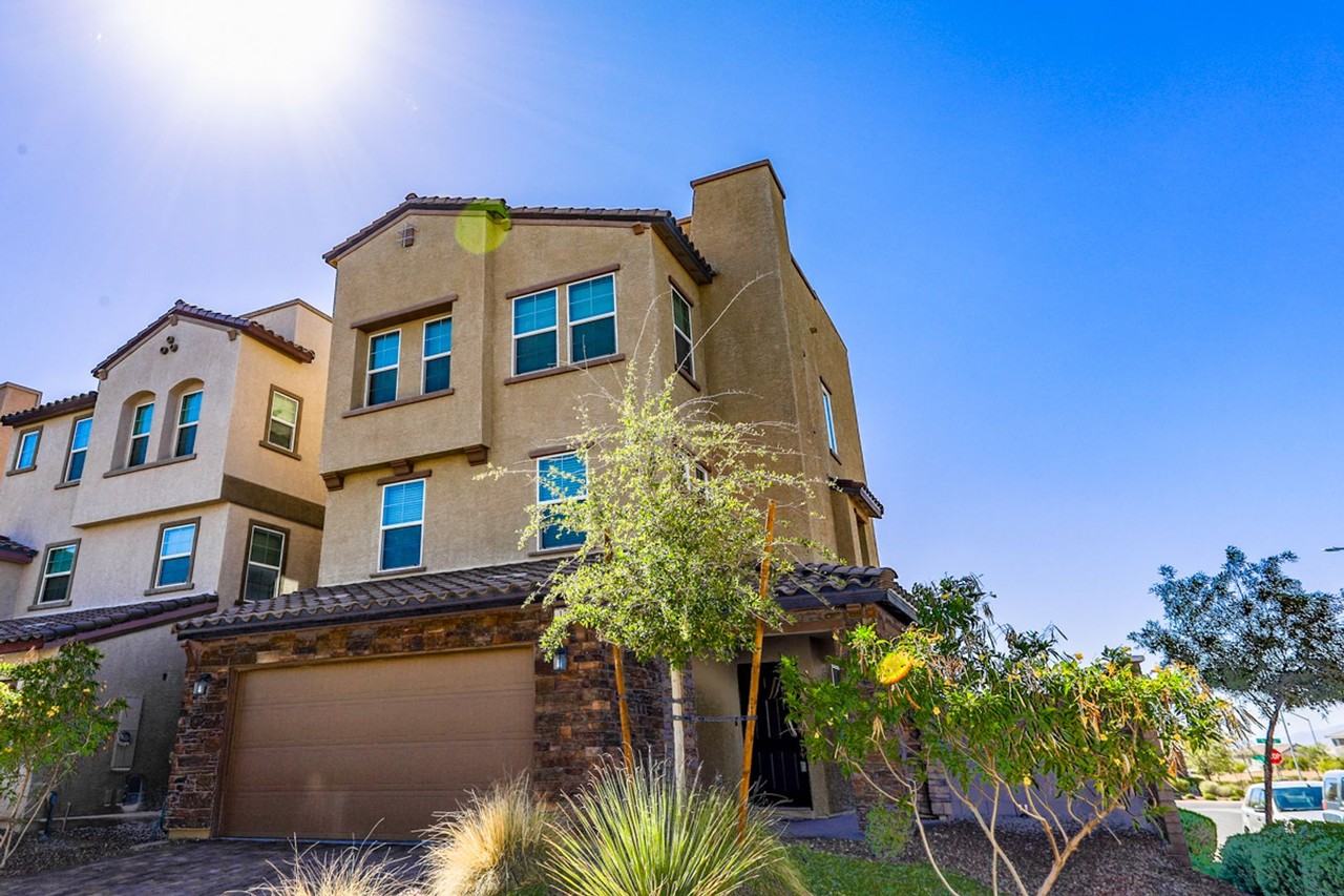 176 Campbelltown Ave - Photo 3 of 34