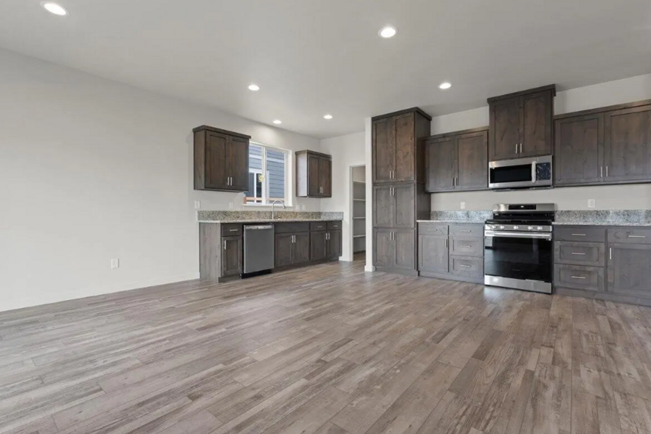 3257 Nw Cedar Ave - Photo 4 of 19