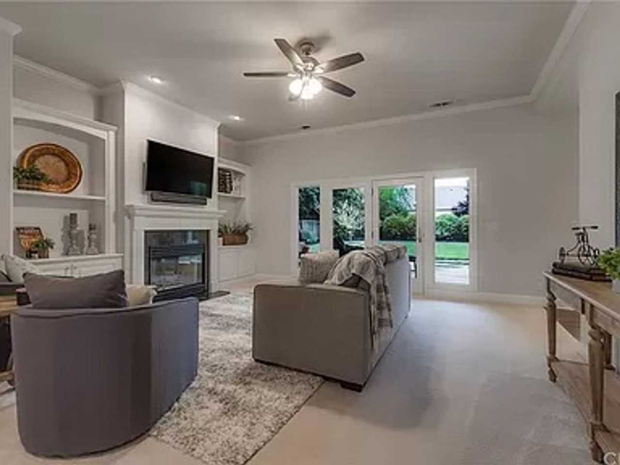 1480 Arch Way - Photo 3 of 14