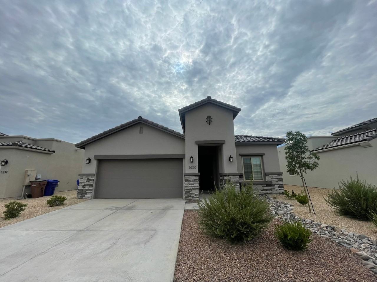 6230 Rosemary Rd - Photo 2 of 32