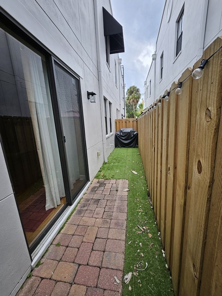 113 S Packwood Ave #A - Photo 3 of 20